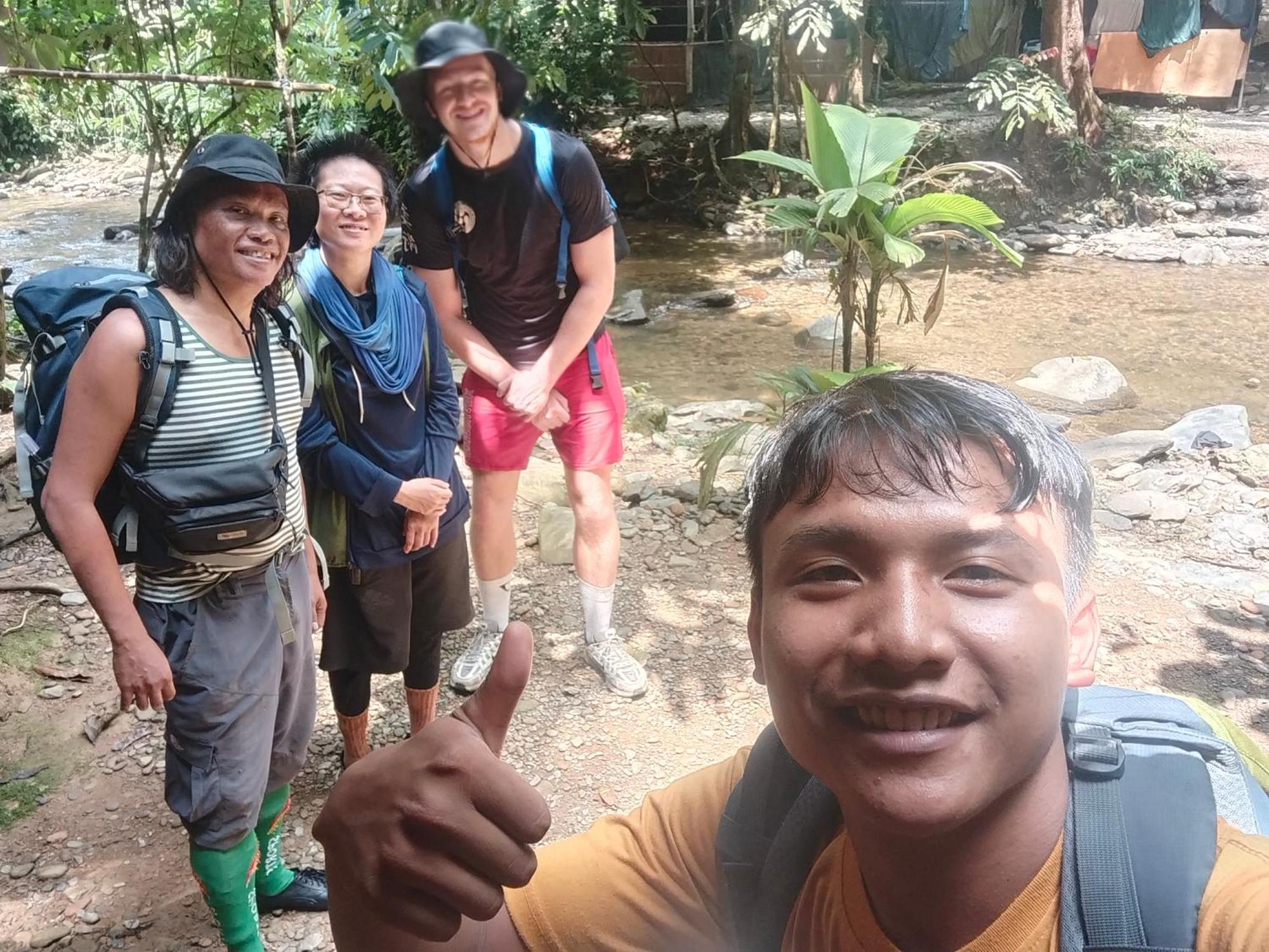 Jhony'S Backpacker-Guest House Only Stay Here Book Treking With Us Букит-Лаванг Экстерьер фото
