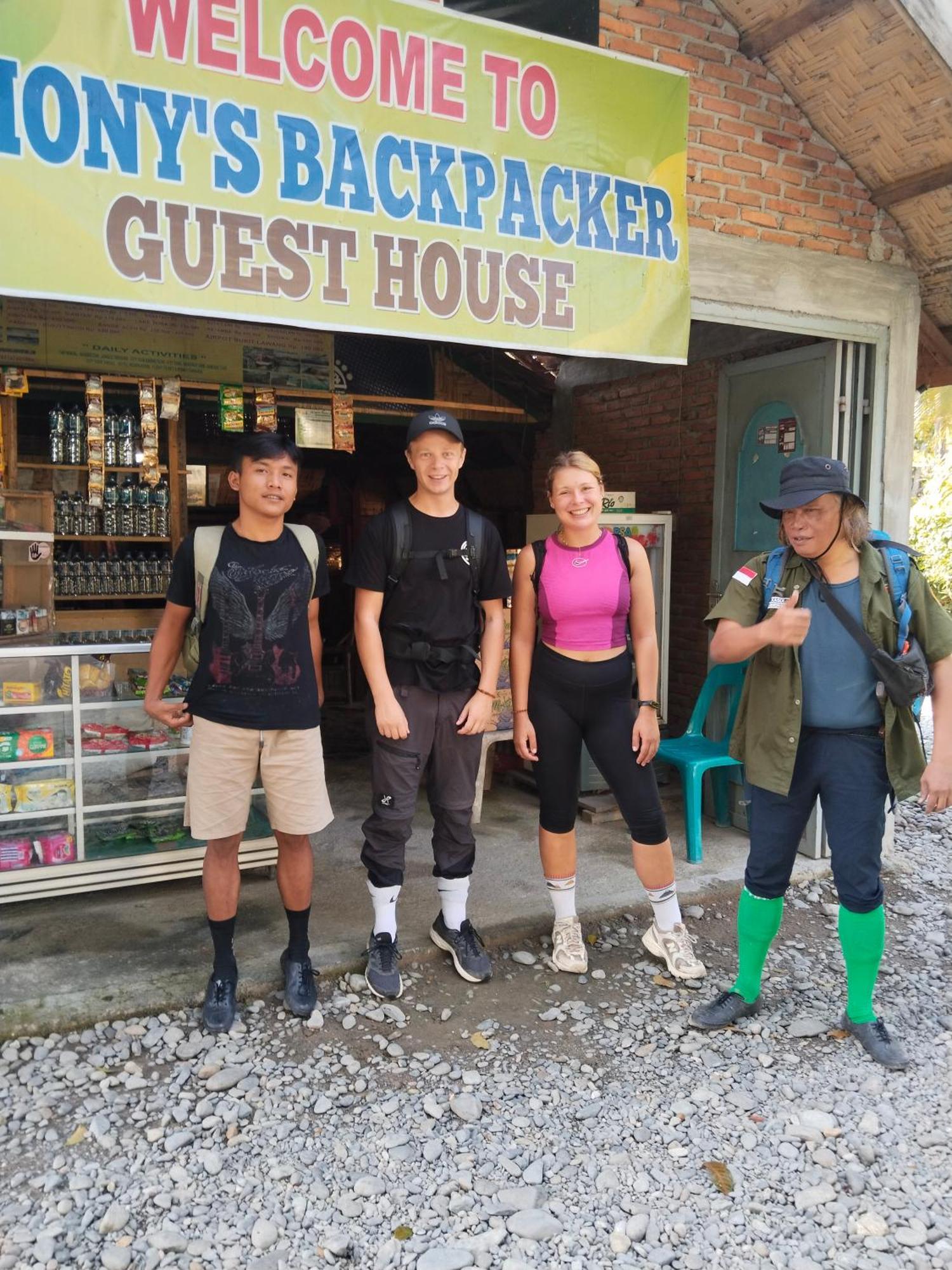 Jhony'S Backpacker-Guest House Only Stay Here Book Treking With Us Букит-Лаванг Экстерьер фото
