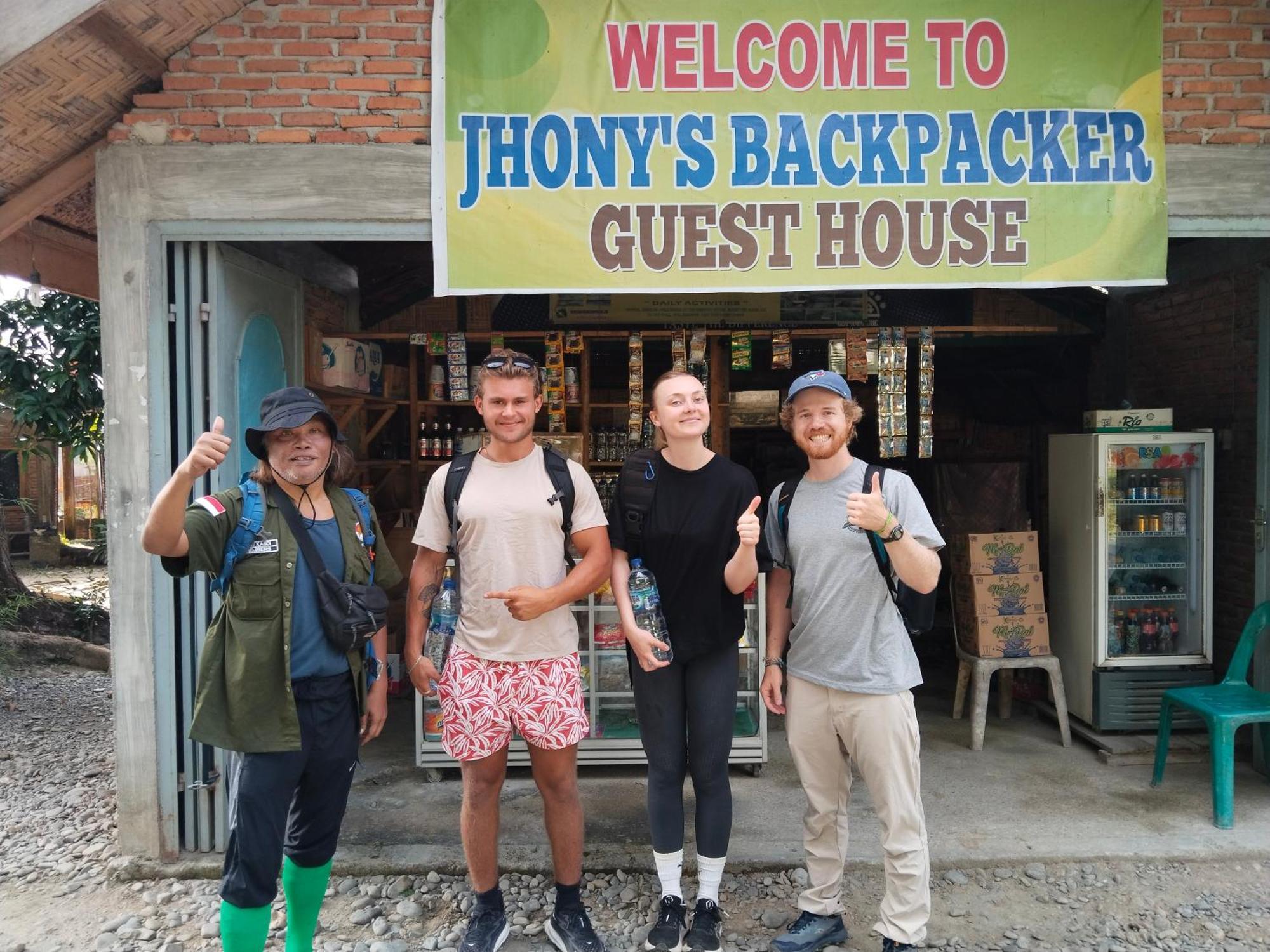 Jhony'S Backpacker-Guest House Only Stay Here Book Treking With Us Букит-Лаванг Экстерьер фото