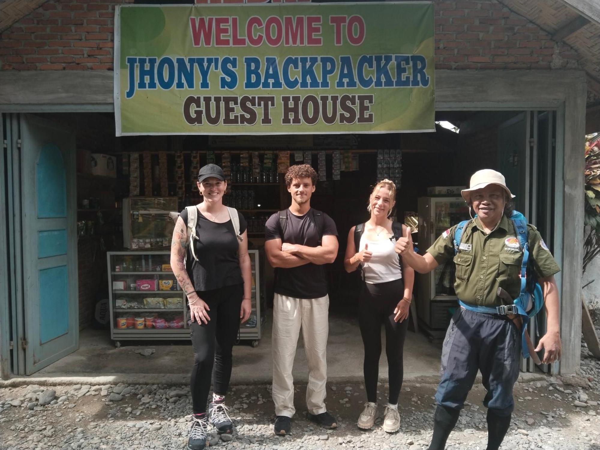 Jhony'S Backpacker-Guest House Only Stay Here Book Treking With Us Букит-Лаванг Экстерьер фото